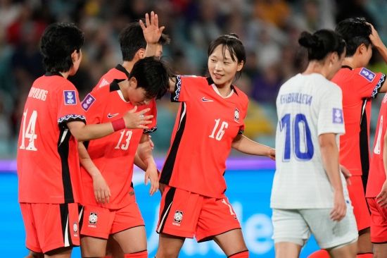 한국 여자축구대표팀이 내년 브라질에서 열리는 2027 국제축구연맹(FIFA) 여자월드컵 출전권을 확보했다. 현재 호주에서 열리고 있는 2026 아시아축구연맹(AFC) 여자 아시안컵 준준결승에서 우즈베키스탄을 대파하고 준결승에 진출하면서 아시아에 주어진 여자월드컵 직행 티켓 6장 중 한 장을 챙겼다. 개최국 브라질을 빼고 전세계에서 여자월드컵 출전 티켓을 따낸 것은 호주, 중국 다음으로 한국이 세 번째다. 신상우 감독이 이끄는 한국 여자축구대표팀은 14일(한국시간) 호주 시드니의 스타디움 오스트레일리아에서 열린 우즈베키스탄과의 2026 AFC 여자아시안컵 준준결승에서 전반 2골, 후반 4골을 퍼부어 6-0 대승을 일궈냈다. 한국의 준결승 상대는 일본이 유력하다. 연합뉴스