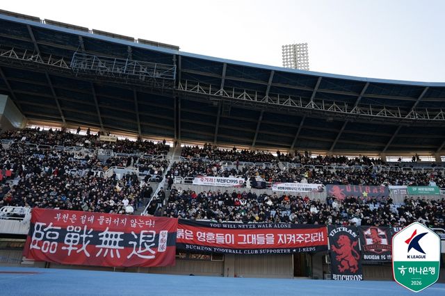 승격팀 부천FC가 또다시 자이언트 킬링에 도전한다. 장기 집권 중인 이영민 감독 체제에서 쌓은 끈끈한 조직력과 탄탄한 수비, 빠른 역습과 외인 공격수들의 개인 능력을 바탕으로 상대 수비를 괴롭히는 데 탁월한 모습을 보인 부천의 전략이 전북 현대와 대전하나시티즌에 이어 울산HD의 골문까지 열 수 있을지 기대된다. 사진 한국프로축구연맹