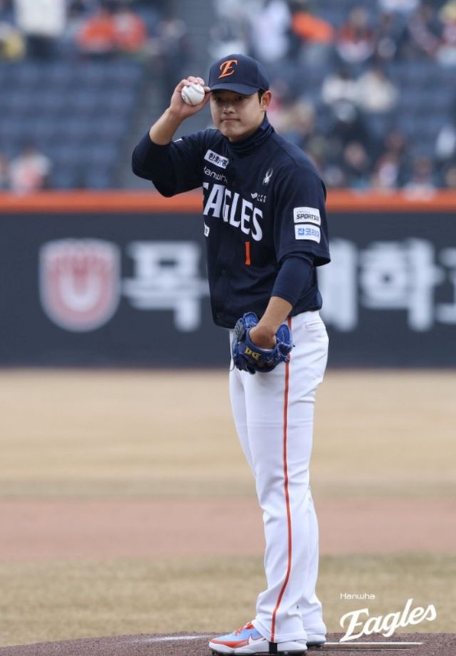 한화 이글스 우완투수 문동주가 15일 대전 한화생명 볼파크에서 열린 2026 신한 SOL KBO리그 SSG 랜더스와의 시범경기에 선발 등판했다. 3이닝 동안 38구를 던졌으며, 무피안타 무사사구 1탈삼진 무실점을 기록했다. 최고구속은 156km/h다. 한화 이글스