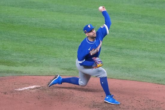 지난해까지 한국 무대에서 뛰던 베네수엘라 출신 좌완 투수 엔마누엘 데 헤이수스가 월드 스타 오타니 쇼헤이와 정면 승부를 펼친 끝에 삼진 처리해 눈길을 끌었다. 일본과 베네수엘라는 15일 오전 10시부터 미국 플로리다주 마이애미의 론디포 파크에서 2026 월드베이스볼클래식(WBC) 준준결승을 치르고 있다. 헤이수스는 2-5로 뒤진 상태에서 4회말 구원 등판, 1사 1, 2루 위기에서 오타니 쇼헤이, 사토 데루아키를 연속 삼진으로 솎아냈다. 이어 5회말엔 전 타석 3점포를 친 모리시타 쇼타를 루킹 삼진으로 잡는 등 역시 실점하지 않았다. 헤이수스는 6회말에도 마운드에 오른 뒤 메이저리거 무라카미 무네타카를 뜬공으로 잡고 마운드에서 내려왔다. 헤이수스가 호투하는 사이 베네수엘라는 2점포와 3점포를 묶어 7-5로 전세를 뒤집은 뒤 8회 한 점 추가해 8-5로 이겼다. 연합뉴스