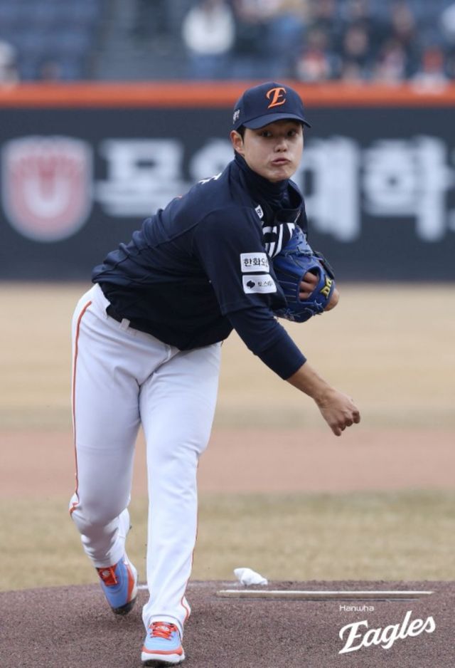 한화 이글스 우완투수 문동주가 15일 대전 한화생명 볼파크에서 열린 2026 신한 SOL KBO리그 SSG 랜더스와의 시범경기에 선발 등판했다. 3이닝 동안 38구를 던졌으며, 무피안타 무사사구 1탈삼진 무실점을 기록했다. 최고구속은 156km/h다. 한화 이글스