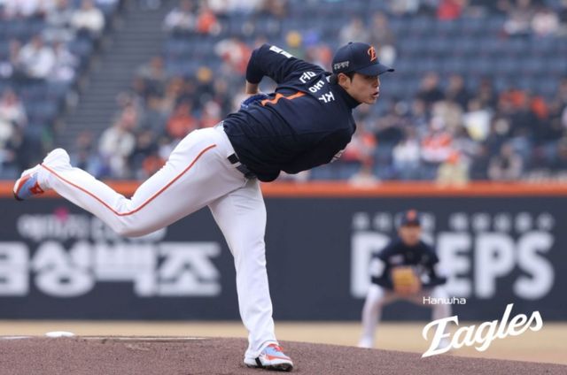 한화 이글스 우완투수 문동주가 15일 대전 한화생명 볼파크에서 열린 2026 신한 SOL KBO리그 SSG 랜더스와의 시범경기에 선발 등판했다. 3이닝 동안 38구를 던졌으며, 무피안타 무사사구 1탈삼진 무실점을 기록했다. 최고구속은 156km/h다. 한화 이글스