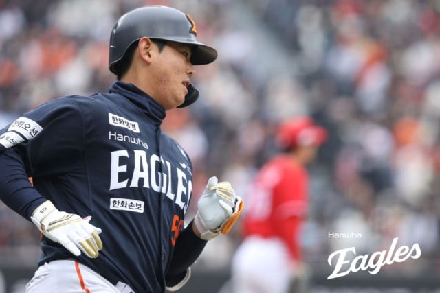 15일 대전 한화생명 볼파크에서 열린 2026 신한 SOL KBO리그 SSG 랜더스와 한화 이글스의 시범경기, 2회말 2사 한화 허인서가 솔로홈런을 때린 뒤 그라운드를 돌고 있다. 한화 이글스