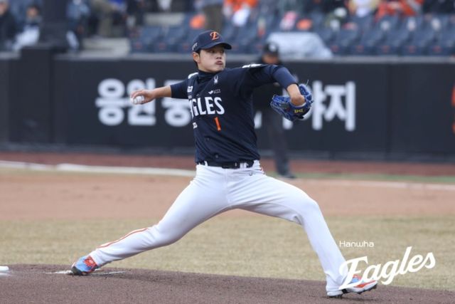 한화 이글스 우완투수 문동주가 15일 대전 한화생명 볼파크에서 열린 2026 신한 SOL KBO리그 SSG 랜더스와의 시범경기에 선발 등판했다. 3이닝 동안 38구를 던졌으며, 무피안타 무사사구 1탈삼진 무실점을 기록했다. 최고구속은 156km/h다. 한화 이글스