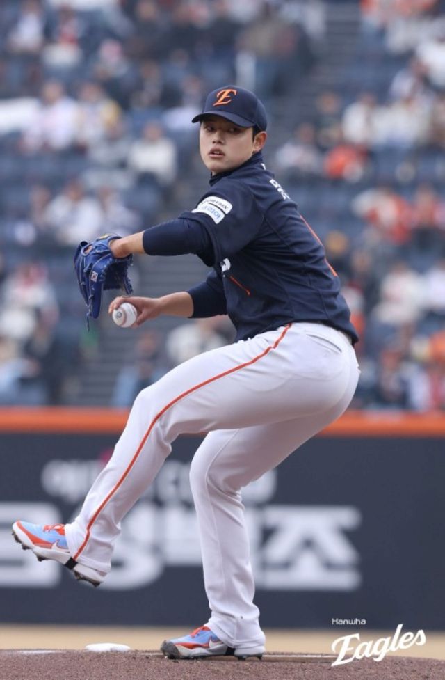 한화 이글스 우완투수 문동주가 15일 대전 한화생명 볼파크에서 열린 2026 신한 SOL KBO리그 SSG 랜더스와의 시범경기에 선발 등판했다. 3이닝 동안 38구를 던졌으며, 무피안타 무사사구 1탈삼진 무실점을 기록했다. 최고구속은 156km/h다. 한화 이글스