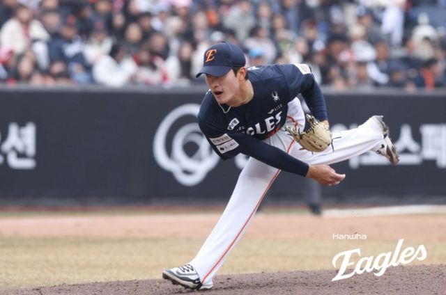 15일 대전 한화생명 볼파크에서 열린 2026 신한 SOL KBO리그 SSG 랜더스와 한화 이글스의 시범경기, 7회초 한화 김도빈이 공을 힘차게 던지고 있다. 한화 이글스