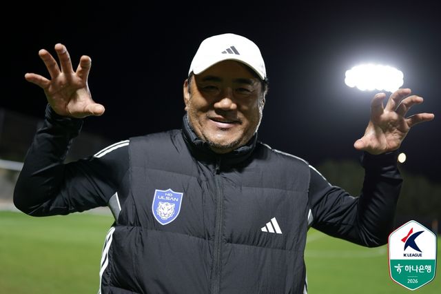 울산HD의 사령탑 김현석 감독이 부천FC를 상대로 강한 자신감을 드러냈다. 김 감독은 지난해 K리그2에서 전남 드래곤즈를 이끌 당시 부천과의 세 번의 맞대결에서 2승1무를 거둔 것을 언급하며 자신이 부천을 잘 파악하고 있다고 자신했다. 사진 한국프로축구연맹