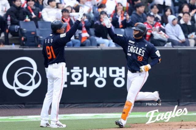 15일 대전 한화생명 볼파크에서 열린 2026 신한 SOL KBO리그 SSG 랜더스와 한화 이글스의 시범경기, 7회말 무사 1루 한화 허인서가 투런홈런을 때린 뒤 그라운드를 돌고 있다. 한화 이글스