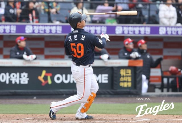 15일 대전 한화생명 볼파크에서 열린 2026 신한 SOL KBO리그 SSG 랜더스와 한화 이글스의 시범경기, 2회말 2사 한화 허인서가 솔로홈런을 때리고 있다. 한화 이글스