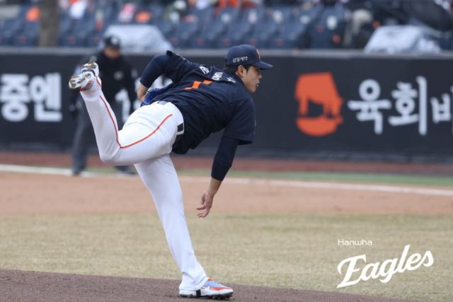 한화 이글스 우완투수 문동주가 15일 대전 한화생명 볼파크에서 열린 2026 신한 SOL KBO리그 SSG 랜더스와의 시범경기에 선발 등판했다. 3이닝 동안 38구를 던졌으며, 무피안타 무사사구 1탈삼진 무실점을 기록했다. 최고구속은 156km/h다. 한화 이글스