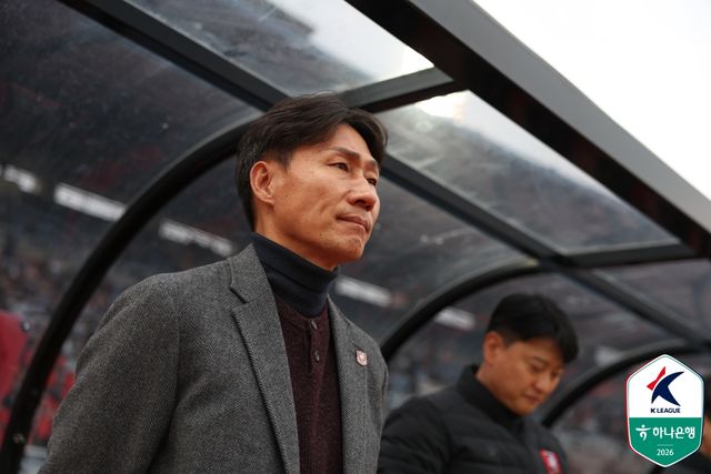 부천FC의 돌풍은 세 번째 경기에서 멈췄다. 그러나 이영민 감독은 좌절하지 않았다. 이 감독은 승리, 무승부, 그리고 패배 중 패배 속에서 얻은 것이 가장 많았다며 울산HD와의 경기 결과보다는 과정에 집중했다. 사진 한국프로축구연맹