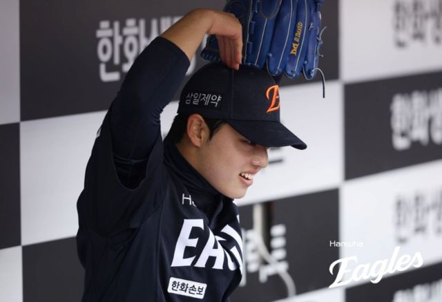 한화 이글스 우완투수 문동주가 15일 대전 한화생명 볼파크에서 열린 2026 신한 SOL KBO리그 SSG 랜더스와의 시범경기에 선발 등판했다. 3이닝 동안 38구를 던졌으며, 무피안타 무사사구 1탈삼진 무실점을 기록했다. 최고구속은 156km/h다. 한화 이글스