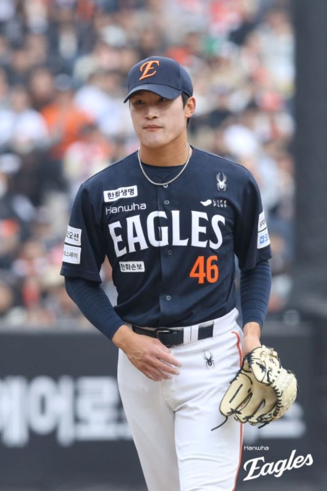 15일 대전 한화생명 볼파크에서 열린 2026 신한 SOL KBO리그 SSG 랜더스와 한화 이글스의 시범경기, 7회초 한화 김도빈이 이닝을 마무리한 뒤 더그아웃으로 향하고 있다. 한화 이글스