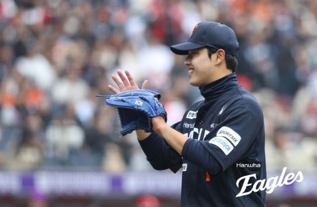 한화 이글스 우완투수 문동주가 15일 대전 한화생명 볼파크에서 열린 2026 신한 SOL KBO리그 SSG 랜더스와의 시범경기에 선발 등판했다. 3이닝 동안 38구를 던졌으며, 무피안타 무사사구 1탈삼진 무실점을 기록했다. 최고구속은 156km/h다. 한화 이글스