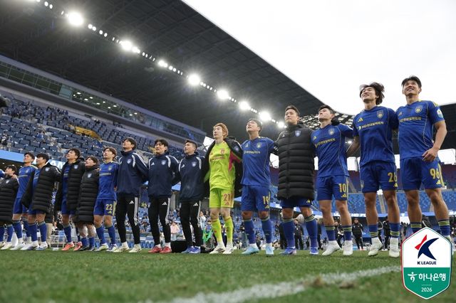 울산HD의 사령탑 김현석 감독이 부천FC를 상대로 강한 자신감을 드러냈다. 김 감독은 지난해 K리그2에서 전남 드래곤즈를 이끌 당시 부천과의 세 번의 맞대결에서 2승1무를 거둔 것을 언급하며 자신이 부천을 잘 파악하고 있다고 자신했다. 사진 한국프로축구연맹