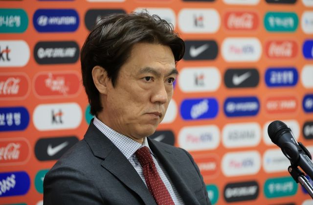 홍명보 감독이 16일 천안시 코리아풋볼파크에서 진행된 명단 발표 기자회견을 통해 오는 3월 열리는 A매치 26인의 대표팀 명단을 발표했다.&nbsp; 홍명보호는 오는 28일 오후 11시 영국 밀턴 케인스에 있는 MK돈스 스타디움에서 코트디부아르 대표팀과 첫 경기를 갖는다. 이어 4월 1일 오전 3시 45분 오스트리아 비엔나로 이동해 에른스트 하펠 스타디온에서 오스트리아와 2차전을 치른다. 연합뉴스