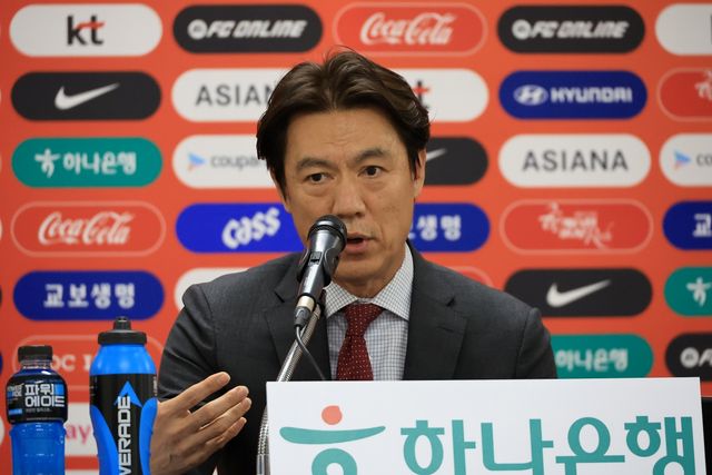 홍명보 감독이 16일 천안시 코리아풋볼파크에서 진행된 명단 발표 기자회견을 통해 오는 3월 열리는 A매치 26인의 대표팀 명단을 발표했다.&nbsp; 홍명보호는 오는 28일 오후 11시 영국 밀턴 케인스에 있는 MK돈스 스타디움에서 코트디부아르 대표팀과 첫 경기를 갖는다. 이어 4월 1일 오전 3시 45분 오스트리아 비엔나로 이동해 에른스트 하펠 스타디온에서 오스트리아와 2차전을 치른다. 연합뉴스