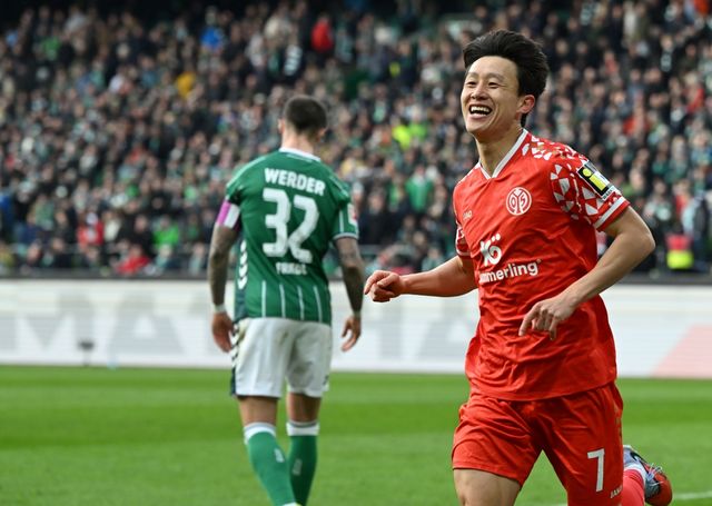 독일 분데스리가 마인츠의 베테랑 공격수 이재성(33)이 2경기 연속골의 기쁨을 맛보며 팀 승리의 일등 공신이 됐다. 이재성은 16일 독일 브레멘의 베저슈타디온에서 끝난 베르더 브레멘과 2025-2026 분데스리가 26라운드 원정에서 1-0으로 앞서던 후반 7분 추가골을 터트렸다. 2-0으로 승리한 마인츠는 승점 27로 13위로 올라서며 강등권(16~18위)인 16위 장크트파울리(승점 24)와 승점 차를 3으로 벌렸다. 연합뉴스