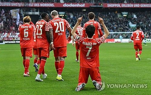 독일 분데스리가 마인츠의 베테랑 공격수 이재성(33)이 2경기 연속골의 기쁨을 맛보며 팀 승리의 일등 공신이 됐다. 이재성은 16일 독일 브레멘의 베저슈타디온에서 끝난 베르더 브레멘과 2025-2026 분데스리가 26라운드 원정에서 1-0으로 앞서던 후반 7분 추가골을 터트렸다. 2-0으로 승리한 마인츠는 승점 27로 13위로 올라서며 강등권(16~18위)인 16위 장크트파울리(승점 24)와 승점 차를 3으로 벌렸다. 연합뉴스