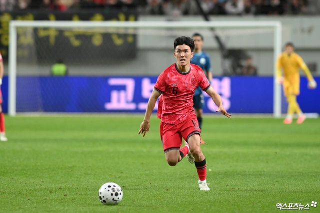 황인범이 지난 15일(한국시간) 네덜란드 로테르담에 있는 페예노르트 스타디움에서 열린 엑실시오르와의 2025-2026시즌 에레비디지 27라운드 홈 경기에 선발 출장했다가 전반에 교체됐다.&nbsp;이날 전반 44분 전반 종료 직전 발목을 절뚝거렸고 결국 의료진의 부축을 받으며 빠졌다.&nbsp;엑스포츠뉴스DB