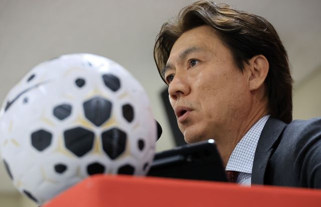 홍명보 감독이 16일 천안시 코리아풋볼파크에서 진행된 명단 발표 기자회견을 통해 오는 3월 열리는 A매치 26인의 대표팀 명단을 발표했다.&nbsp; 홍명보호는 오는 28일 오후 11시 영국 밀턴 케인스에 있는 MK돈스 스타디움에서 코트디부아르 대표팀과 첫 경기를 갖는다. 이어 4월 1일 오전 3시 45분 오스트리아 비엔나로 이동해 에른스트 하펠 스타디온에서 오스트리아와 2차전을 치른다. 연합뉴스