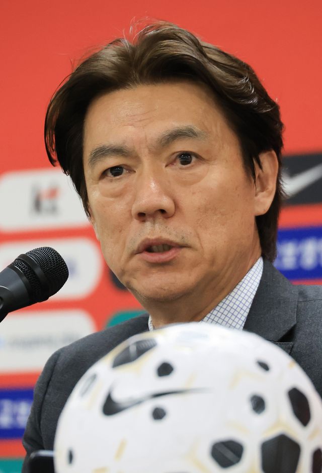 홍명보 감독이 16일 천안시 코리아풋볼파크에서 진행된 명단 발표 기자회견을 통해 오는 3월 열리는 A매치 26인의 대표팀 명단을 발표했다.&nbsp; 홍명보호는 오는 28일 오후 11시 영국 밀턴 케인스에 있는 MK돈스 스타디움에서 코트디부아르 대표팀과 첫 경기를 갖는다. 이어 4월 1일 오전 3시 45분 오스트리아 비엔나로 이동해 에른스트 하펠 스타디온에서 오스트리아와 2차전을 치른다. 연합뉴스