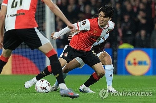 황인범이 지난 15일(한국시간) 네덜란드 로테르담에 있는 페예노르트 스타디움에서 열린 엑실시오르와의 2025-2026시즌 에레비디지 27라운드 홈 경기에 선발 출장했다가 전반에 교체됐다.&nbsp;이날 전반 44분 전반 종료 직전 발목을 절뚝거렸고 결국 의료진의 부축을 받으며 빠졌다.&nbsp;연합뉴스