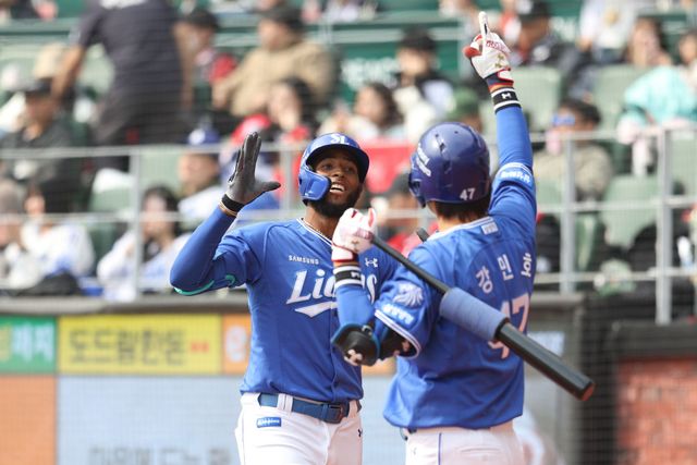 2025시즌 홈런왕 삼성 라이온즈 르윈 디아즈(왼쪽)가 16일 인천 SSG랜더스필드에서 열린 2026 KBO 시범경기 5차전 SSG와의 경기에서 솔로 홈런을 기록했다. 사진 삼성 라이온즈