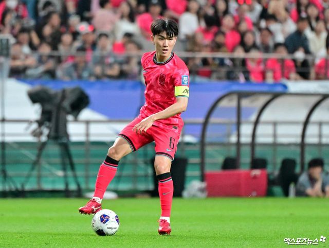 황인범이 지난 15일(한국시간) 네덜란드 로테르담에 있는 페예노르트 스타디움에서 열린 엑실시오르와의 2025-2026시즌 에레비디지 27라운드 홈 경기에 선발 출장했다가 전반에 교체됐다.&nbsp;이날 전반 44분 전반 종료 직전 발목을 절뚝거렸고 결국 의료진의 부축을 받으며 빠졌다.&nbsp;엑스포츠뉴스DB