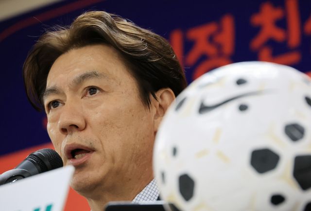 홍명보 감독이 16일 천안시 코리아풋볼파크에서 진행된 명단 발표 기자회견을 통해 오는 3월 열리는 A매치 26인의 대표팀 명단을 발표했다.&nbsp; 홍명보호는 오는 28일 오후 11시 영국 밀턴 케인스에 있는 MK돈스 스타디움에서 코트디부아르 대표팀과 첫 경기를 갖는다. 이어 4월 1일 오전 3시 45분 오스트리아 비엔나로 이동해 에른스트 하펠 스타디온에서 오스트리아와 2차전을 치른다. 연합뉴스