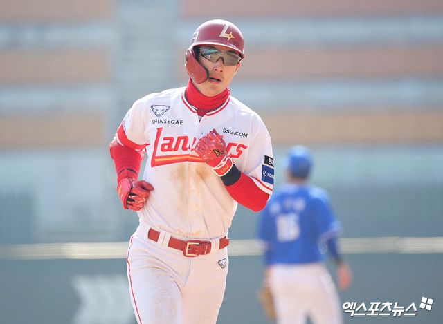 SSG 랜더스 최지훈이 17일 인천 SSG랜더스필드에서 열린 2026 KBO 시범경기 삼성 라이온즈전에서 5회말 2점 홈런을 기록했다. 사진 고아라 기자