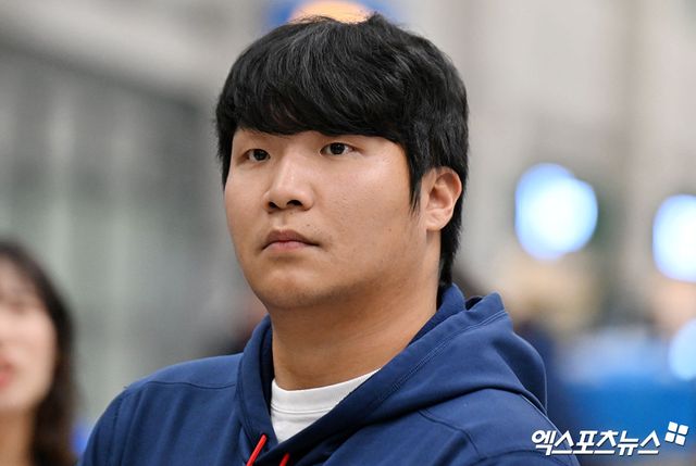 17년 만에 WBC 8강에 진출한 야구 대표팀이 16일 새벽 인천국제공항을 통해 귀국했다. 야구 대표팀 문보경이 인터뷰를 기다리고 있다. 인천공항, 김한준 기자