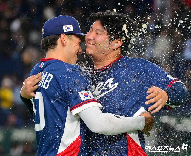 9일 오후 일본 도쿄돔에서 열린 2026 월드베이스볼클래식(WBC) C조 한국과 호주의 경기, 한국이 호주에 7:2로 승리하며 17년 만에 대회 2라운드 진출에 성공했다. 한국 문보경이 물세례를 맞고 있다. 엑스포츠뉴스 DB