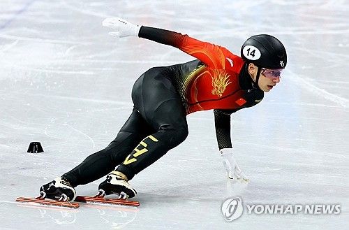 한국 쇼트트랙 대표팀은 지난 16일(한국시간) 캐나다 몬트리올에서 막을 내린 2026 국제빙상경기연맹(ISU) 쇼트트랙 세계선수권대회에서 금메달 4개를 따냈다. 남자부 막내 임종언(고양시청)이 남자 1000m와 1500m에서 금메달을 따내며 2관왕에 올랐을 뿐만 아니라 ISU 최우수 신인상으로 선정됐다. 여자부 에이스 김길리(성남시청)도 여자 1000m와 1500m를 모두 우승하면서 금메달 2개를 목에 걸었다. 반면 중국은 2026 밀라노-코르티나 동계올림픽에 이어 세계선수권대회에서도 금메달을 한 개도 얻지 못하면서 한국과의 경쟁에서 크게 뒤쳐졌다. 연합뉴스