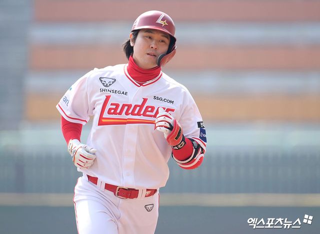 SSG 랜더스 최정이 17일 인천 SSG랜더스필드에서 열린 2026 KBO 시범경기 삼성 라이온즈전 1회말 선제 2점 홈런을 기록, 팀 승리를 이끌었다. 사진 고아라 기자