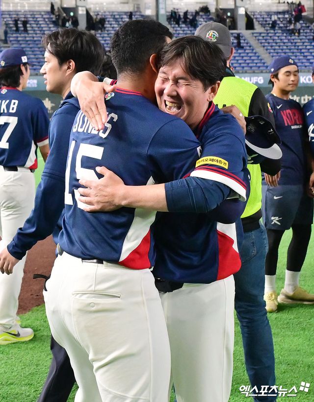 9일 오후 일본 도쿄돔에서 열린 2026 월드베이스볼클래식(WBC) C조 한국과 호주의 경기, 한국이 호주에 7:2로 승리하며 17년 만에 대회 2라운드 진출에 성공했다. 한국 류지현 감독이 존스와 기뻐하고 있다. 엑스포츠뉴스 DB