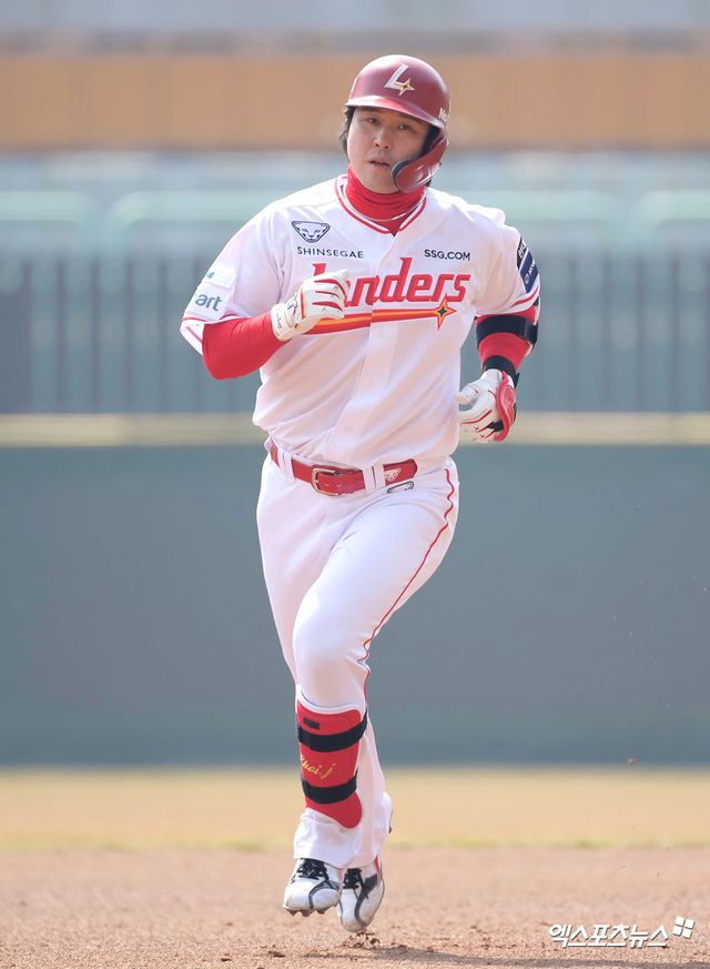 SSG 랜더스 최정이 17일 인천 SSG랜더스필드에서 열린 2026 KBO 시범경기 삼성 라이온즈전에서 1회말 결승 선제 2점 홈런을 기록, 팀 승리를 이끌었다. 사진 고아라 기자