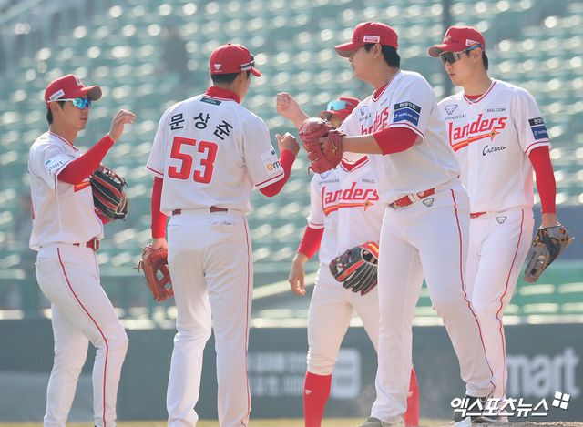 이숭용 감독이 이끄는 SSG 랜더스가 17일 인천 SSG랜더스필드에서 열린 2026 KBO 시범경기 삼성 라이온즈전에서 8-4로 승리, 2연패 탈출에 성공했다. 사진 고아라 기자