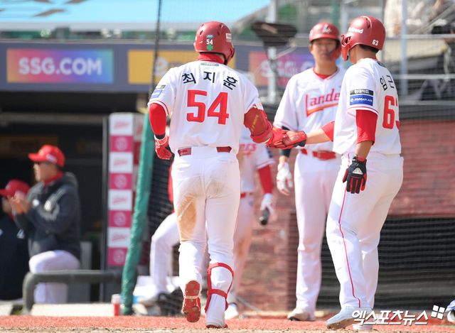 SSG 랜더스 최지훈(왼쪽)이 17일 인천 SSG랜더스필드에서 열린 2026 KBO 시범경기 삼성 라이온즈전에서 5회말 2점 홈런을 기록했다. 사진 고아라 기자