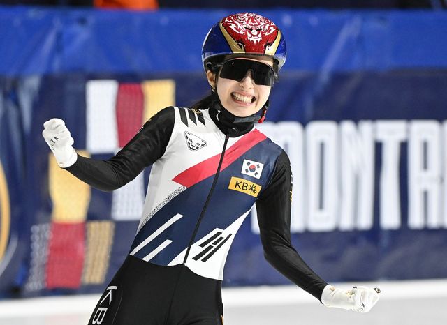 한국 쇼트트랙 대표팀은 지난 16일(한국시간) 캐나다 몬트리올에서 막을 내린 2026 국제빙상경기연맹(ISU) 쇼트트랙 세계선수권대회에서 금메달 4개를 따냈다. 남자부 막내 임종언(고양시청)이 남자 1000m와 1500m에서 금메달을 따내며 2관왕에 올랐을 뿐만 아니라 ISU 최우수 신인상으로 선정됐다. 여자부 에이스 김길리(성남시청)도 여자 1000m와 1500m를 모두 우승하면서 금메달 2개를 목에 걸었다. 반면 중국은 2026 밀라노-코르티나 동계올림픽에 이어 세계선수권대회에서도 금메달을 한 개도 얻지 못하면서 한국과의 경쟁에서 크게 뒤쳐졌다. 연합뉴스