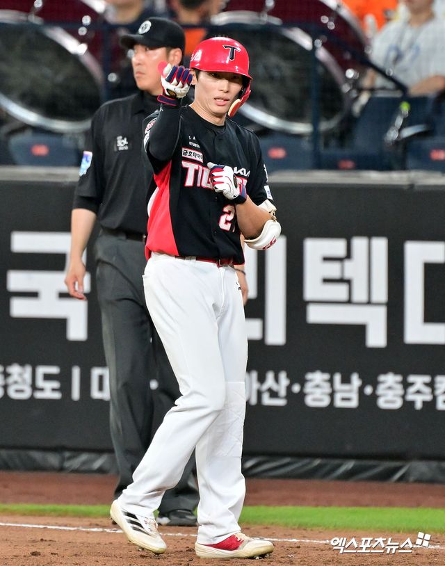 10일 오후 대전 한화생명 볼파크에서 열린 '2025 신한 SOL Bank KBO리그' KIA 타이거즈와 한화 이글스의 경기, 7회초 1사 3루 KIA 김호령이 1타점 적시타를 날리고 있다. 엑스포츠뉴스 DB