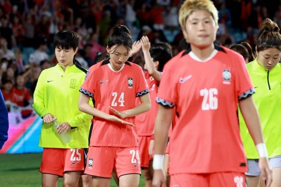 신상우 감독이 지휘하는 한국 여자 축구대표팀은 18일 호주 시드니의 스타디움 오스트레일리아에서 열린 2026 아시아축구연맹(AFC) 여자 아시안컵 준결승전에서 강채림(몬트리올)이 득점포를 가동했으나 일본에 1-4로 완패했다. 결승 진출에 실패한 우리나라는 첫 우승 꿈을 접은 채 대회를 마쳤다. 한국의 이 대회 최고 성적은 직전인 2022년 인도 대회 준우승이다. 이날 경기는 슈팅 수 6-21에 달할 정도로 한국이 크게 밀렸다. 연합뉴스