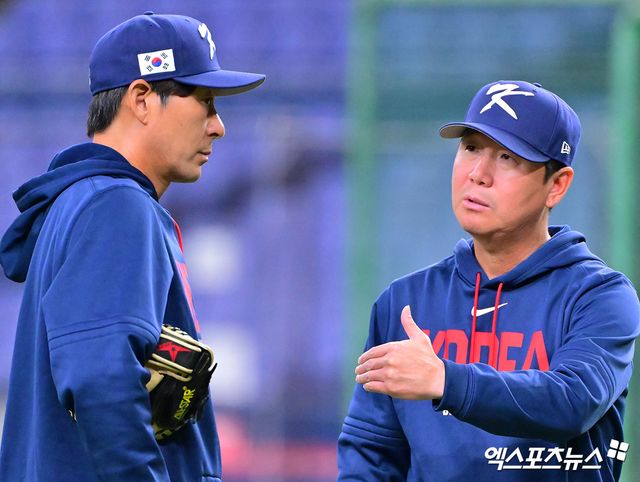 3일 오후 일본 오사카 교세라돔에서 열리는 한국과 오릭스 버팔로스의 평가전 경기, 한국 류지현 감독이 강인권 코치와 대화를 나누고 있다. 엑스포츠뉴스 DB