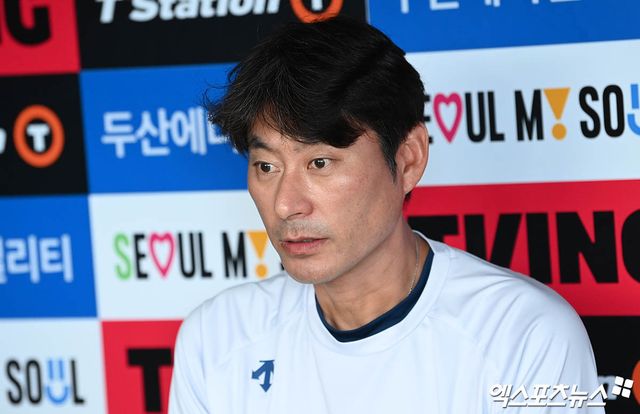 13일 오후 서울 송파구 잠실야구장에서 열릴 예정이던 '2024 신한 SOL Bank KBO리그' NC 다이노스와 두산 베어스의 경기가 우천으로 취소됐다. 이날 취소된 경기는 24일에 재편성된다. NC 강인권 감독이 취재진과 인터뷰를 나누고 있다. 엑스포츠뉴스 DB