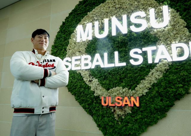 소속팀 없이 개인 운동을 소화하던 베테랑 좌완투수 고효준이 18일 KBO 퓨처스리그 시민구단 울산 웨일즈에 입단했다. 울산 웨일즈는 풍부한 경험과 노하우를 갖춘 고효준이 불펜 운영의 안정감을 더해줄 것으로 기대한다. 울산 웨일즈