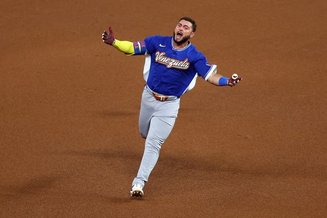 베네수엘라 윌리어 아브레우가 18일(한국시간) 미국 마이애미의 론디포파크에서 열린 2026 WBC 결승전 미국과의 경기에서 5회초 솔로 홈런을 기록한 뒤 포효하는 모습. 사진 연합뉴스