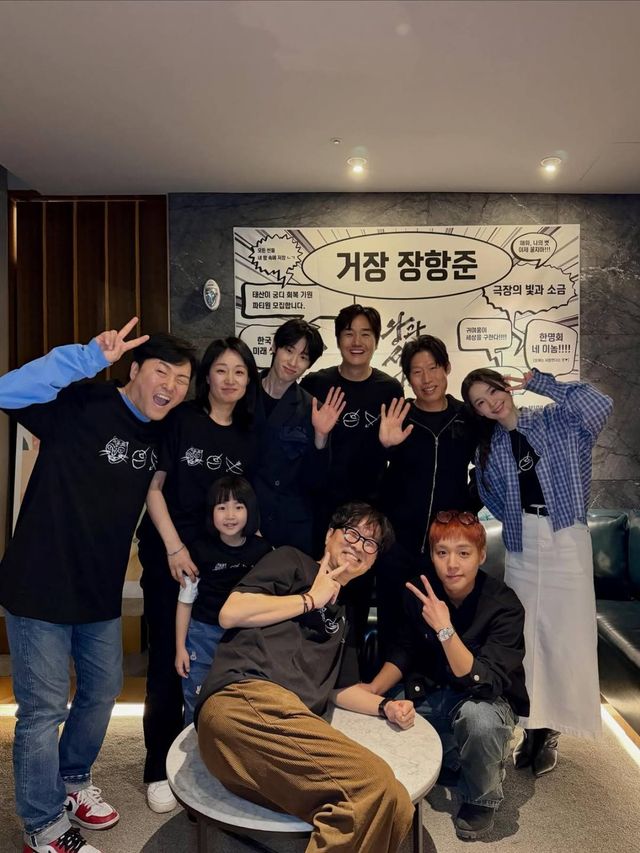 '왕과 사는 남자' 무대인사 단체 사진.