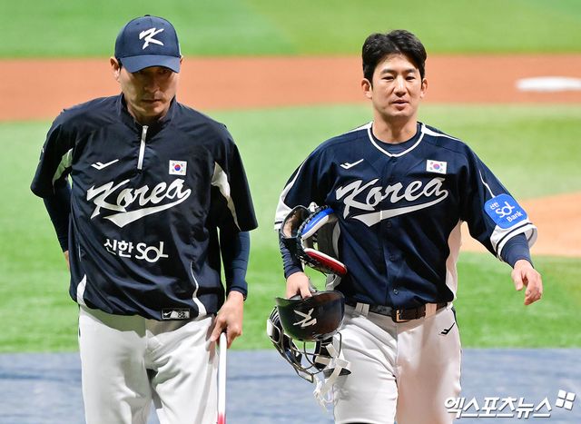 5일 오후 서울 구로구 고척스카이돔에서 진행된 야구 국가대표팀 훈련에 참석한 훈련을 마친 최재훈이 강인권 코치와 대화를 나누고 있다. 엑스포츠뉴스 DB