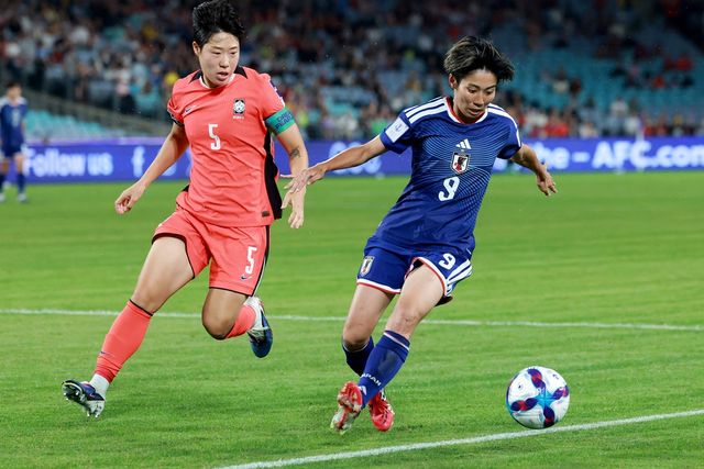여자 축구 국가대표팀이 아시아 정상으로 향하는 길목에서 '라이벌' 일본에 속수무책으로 밀리고 있다. 신상우 감독이 이끄는 여자 대표팀은 18일(한국시간) 오후 6시부터 호주 시드니의 스타디움 오스트레일리아에서 진행 중인 일본과 2026 아시아축구연맹(AFC) 여자 아시안컵 4강전서 0-2로 전반전을 마쳤다. 슈팅 수만 무려 3-11로 크게 밀렸다. 연합뉴스