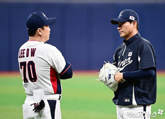 4일 오후 서울 구로구 고척스카이돔에서 진행된 야구 국가대표팀 훈련에 참석한 이동욱 수비 코치와 강인권 수석 겸 배터리 코치가 이야기를 나누고 있다. 엑스포츠뉴스 DB